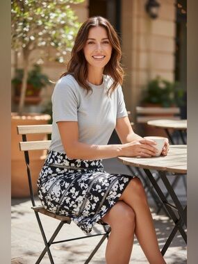 White House Black Market Black & White Floral Pencil Skirt Size 8